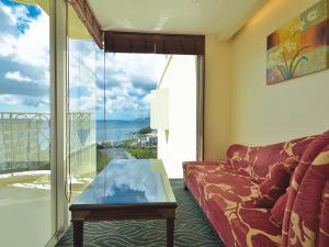 窓際のソファで寛ぎながら、ゆったりと東シナ海をご覧いただけます。