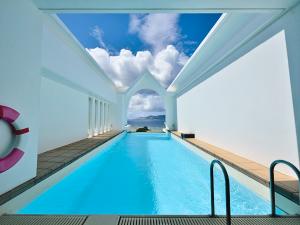 ロイヤルエグゼススイートには、お部屋にプライベートプールを設置しております。プールから続いていくような海の景色を眺め、癒される贅沢をお愉しみ下さい。