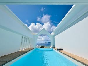 ロイヤルエグゼススイートには、お部屋にプライベートプールを設置しております。プールから続いていくような海の景色を眺め、癒される贅沢をお愉しみ下さい。