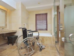 ユニバーサルデザインルームの広々としたバスルーム。