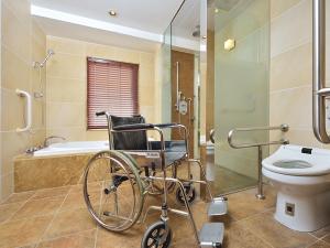 ユニバーサルデザインのバスルームは車椅子でも回転できるスペースを確保。