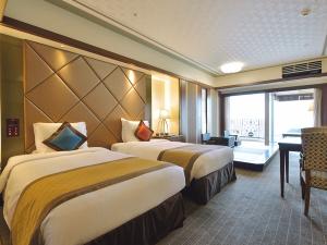 やんばるの大自然に囲まれた、59平米以上の広々客室でのんびりとした休日を。