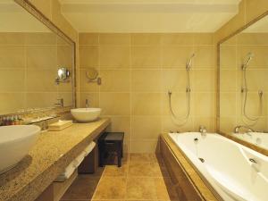 独立したシャワーブースと洗面シンクを2台ご用意しております。