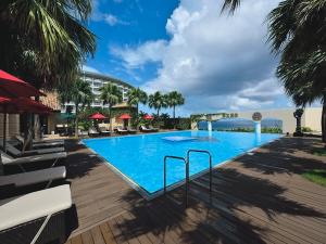 【ガーデンプール】東シナ海を眺めながらゆったりとした時間をお過し下さい。