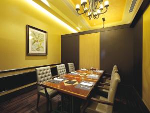 落ち着いた家具でお寛ぎ頂ける個室もご用意しております。