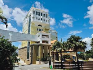 海と森に囲まれた自然空間と広い客室でお寛ぎ下さいませ。