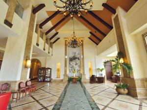 高い天井とお洒落なシャンデリアが魅力的なロビー。最高級のおもてなしでお出迎え致します。