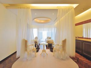 お二人の施術でもゆったり寛げるトリートメントルーム。