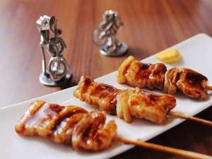 ご当地メニュー【室蘭やきとり】豚肉と玉葱の異色焼きとり!ねりがらしをつけてお召し上がりください。