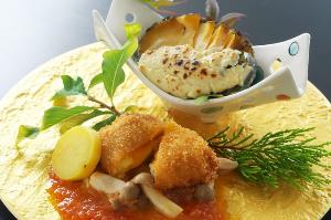 【とろとろ玉子美鮮豚包み揚げ～きのこトマト創酢～＆鮑のきのこ豆乳グラタン】料理長渾身の秋の創作料理。