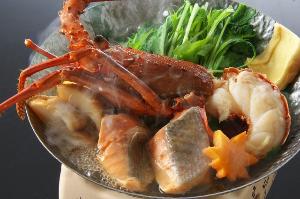 【秋の魚介スープ仕立て】地物伊勢海老に秋鮭に松茸！旨味がぎゅっと凝縮されたスープが堪らない秋の贅沢鍋