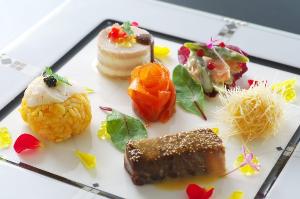 【オードブル】和牛ほほ肉洋風田楽に地物伊勢海老の手毬寿司、サーモンの昆布〆風など色鮮やかに盛り付け♪