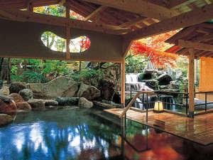 岩造り露天風呂「日光の湯」男性用（紅葉）
