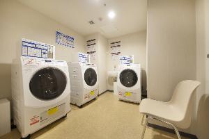 コインランドリーは24時間いつでもご利用いただけます(洗剤は自動投入)