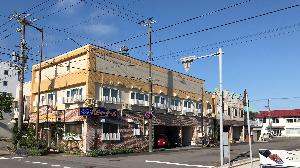 国道5号線沿いから見た外観。JR函館駅より信号2つ先に見えてきます。