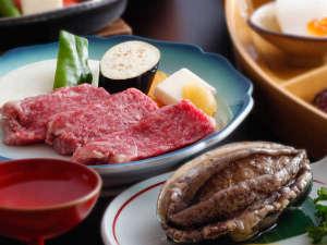 新鮮な活アワビと、A4ランクの和牛ステーキ。どちらも宝仙閣こだわりの食材