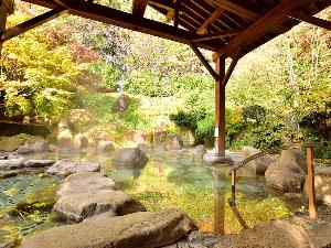 秋の紅葉露天風呂