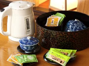 客室にはオリジナル商品のお茶請け菓子をご用意しております