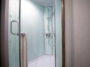 【スーペリアツイン】［シャワーブース］ 地肌に優しいレインシャワーを採用。
