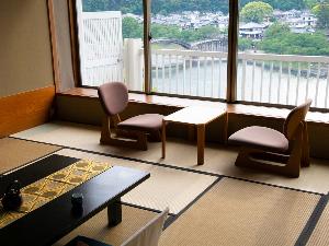 【錦帯橋側◆貴賓室】［和室］ 左には錦帯橋、右には岩国の城下町が。ライトアップされた夜の風景も◎