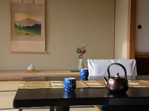 【客室イメージ】 季節の花を設えた落ち着きある和の空間で、ゆっくりとした安らぎの時間を。