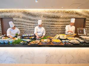 【朝食バイキング】陽射しの明るい店内で、爽やかな朝食をお楽しみいただけます