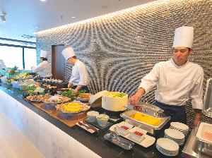 【朝食バイキング】陽射しの明るい店内で、爽やかな朝食をお楽しみいただけます