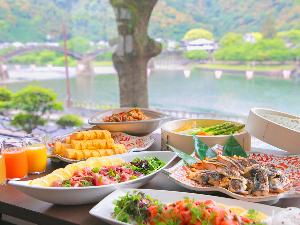 【朝食】［一例］ バイキングのメニューは和洋多彩にご用意♪錦帯橋を望む「絶景席」は早い者勝ちです！