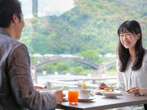 【朝食】［イメージ］ 明るい陽射しの入る店内で爽やかな朝食を。錦帯橋の見えるお席もございます！