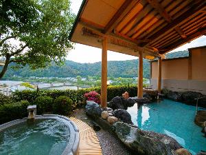 【朝霧の湯】［露天風呂］ 錦帯橋を目の前に楽しむ朝の湯あみは、「贅沢」のひとこと。
