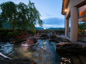 【夕霧の湯】［露天風呂］ 水圧がダイエットに良いとブームになりつつある『立湯』もございます。