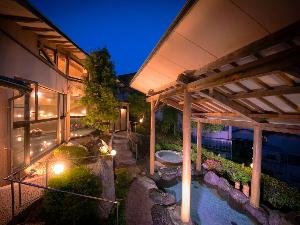 【朝霧の湯】［露天風呂］ 石の階段を下りたその先には岩風呂と岩風呂が。お好みの湯贅を愉しんで。