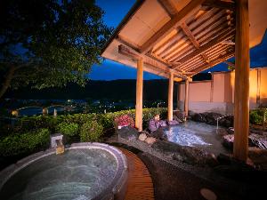 【朝露の湯】［露天風呂］ 錦帯橋を望む絶景露天風呂。『美しい夜景と天然温泉』が身も心もときほぐします