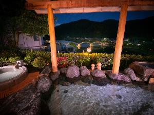 【朝露の湯】［露天風呂］ 目の前は錦帯橋！美しい夜景を眺めつつ、湯に身を任せる「最高のひととき♪」