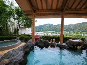 【朝霧の湯】［露天風呂］ 夜の幻想的な雰囲気とは違い、穏やかな朝の風景を眺めつつ楽しむ湯もおススメ♪