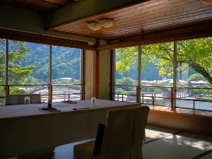 ゆったりと流れる錦川や岩国の風景を眺めつつ。岩国の郷土料理をゆっくりとお楽しみください。