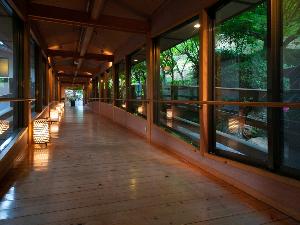 “非日常の湯の贅”へと誘う、風情ある渡り廊下。温泉施設『いつつばしの里』へと続いています