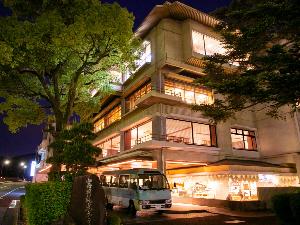 【外観・風景】 日本三大名橋のひとつ『錦帯橋』まで徒歩2分！ロケーション抜群の旅をお楽しみください