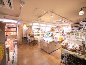 【売店-花千堂-】 地元のお酒や銘菓など豊富にご用意！（営業時間 8：00～22：00）