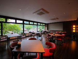 【朝食会場-ダイニング桜-】 錦帯橋や錦川を望む明るい店内。朝食は和洋多彩なバイキング！