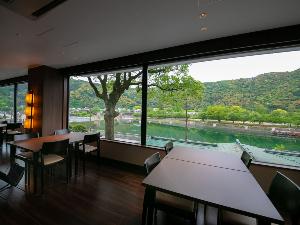 【朝食会場-ダイニング桜-】 落ち着いた店内でご朝食をゆっくりと。