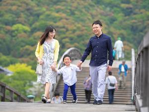 特徴的な形の錦帯橋は、小さなお子様にも好評！近くには有名なソフトクリーム屋もございます♪