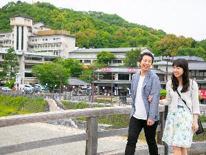 【錦帯橋】 滑らないように、と手をつないで渡るご夫婦・カップルも。