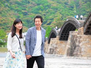 橋の上も橋の下も歩くことができる錦帯橋は、カップルやご家族の『お散歩観光』にも人気です♪
