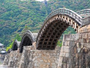 日本三大名橋・錦帯橋まで徒歩2分！そのままロープウェイに乗り、岩国城を見るコースがおすすめです