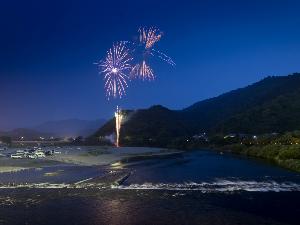 【錦川 水の祭典】 毎年8月・第一土曜に錦帯橋周辺で開催される花火大会。錦帯橋とのコラボが絵になります