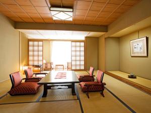 ［一般客室‐和室12.5帖］グループにもおすすめの空間。枕を並べ、花咲く会話を。