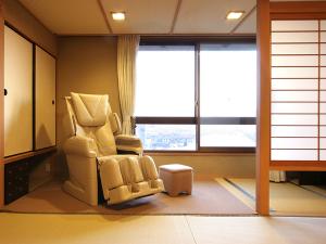 【花くらぶ‐和室】身体の疲れをしっかりと揉みほぐす「マッサージチェア付」の癒しの空間。