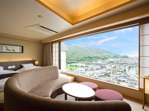 ◆コーナースイート‐山草花◆ソファに腰掛け、何もしない時間を楽しむのも最高の贅沢です。