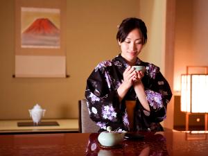 窓からさす心地よい光を感じながら、お茶を飲んでのんびり。心がほんわりと和らぐ瞬間です。